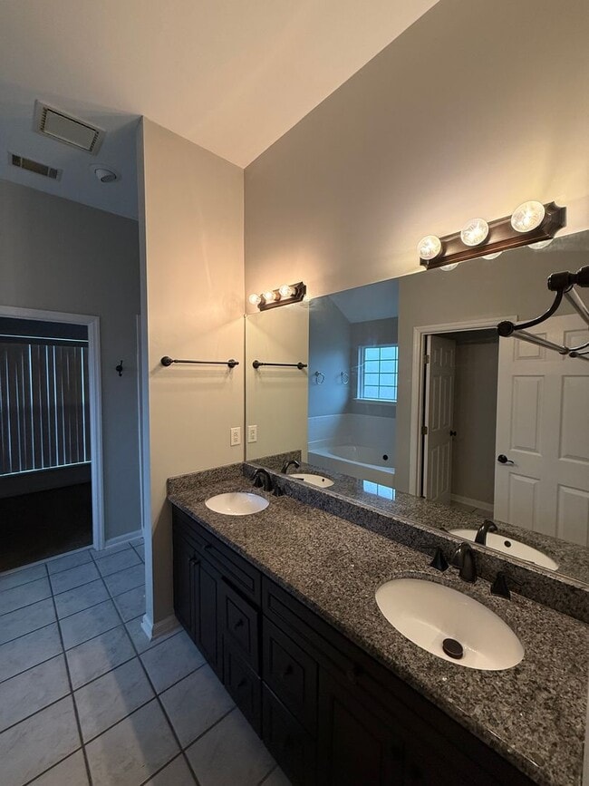 Building Photo - HOME FOR LEASE 4 BR 2 BATH RANCHSTYLE  SPLIT FLOOR PLAN AND OPEN  LARGE  FENCED BACKYARD  CONVENI...