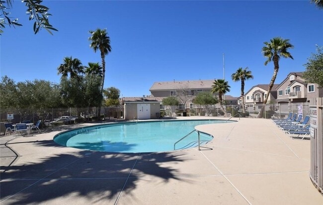Building Photo - Cute 2 bed 2 bath townhouse with 1 car garage and washer and dryer in unit