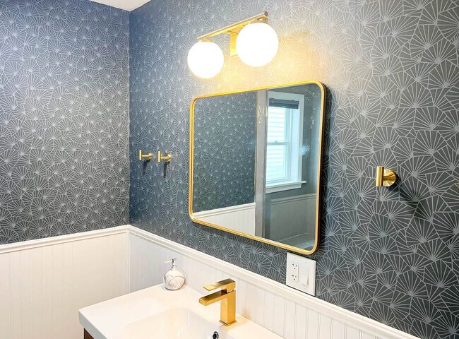 Building Photo - 136 Main St