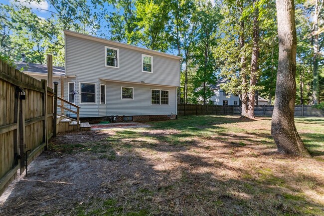 Building Photo - Beautifully Maintained Colonial Home