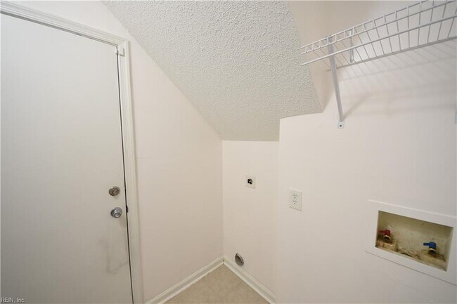 Building Photo - 1549 River Creek Crescent