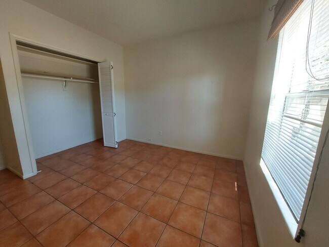 Building Photo - Spacious House