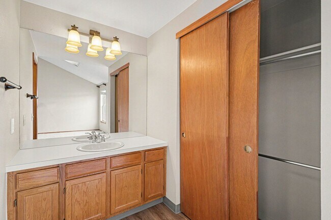 Building Photo - Beautiful Littleton Townhome | 2 Bed + 3 Bath | Nearly 2,000 Sq Ft | Prime Location