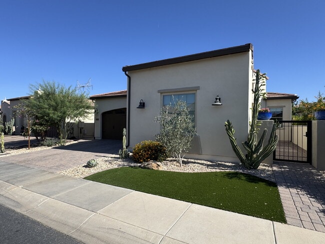 Building Photo - 120 E Iloca Ln