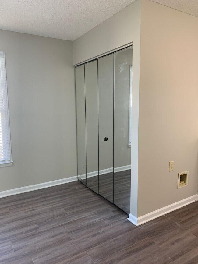 Building Photo - Cozy Living on a quiet cul de sac.