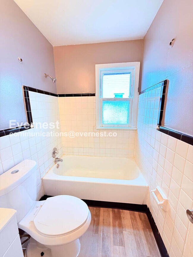 Building Photo - 3 Bed/1 Bath Home with Detached Garage / Vouchers Accepted / Available Now!