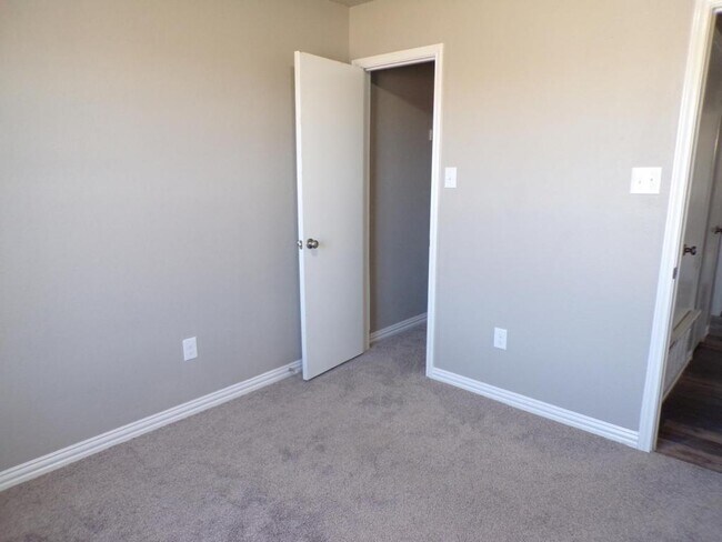 Building Photo - 5006 Parkwood Dr