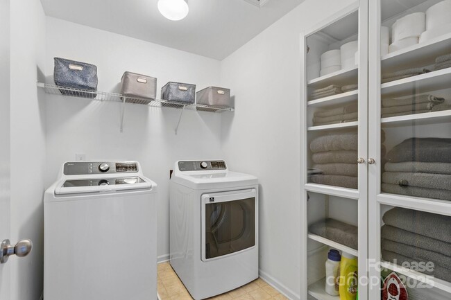 Building Photo - 727 Mountain Quail Dr