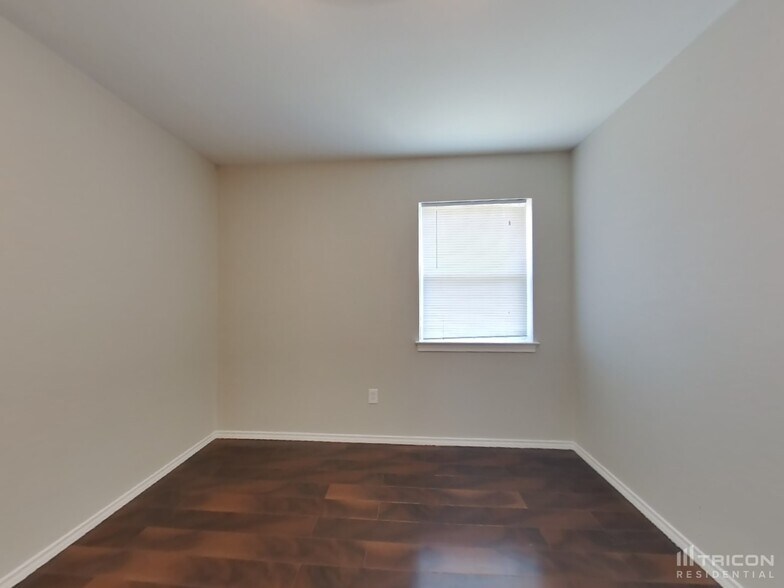 Building Photo - 930 Liberty Dr