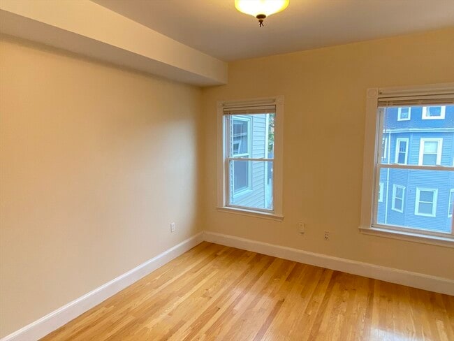 Building Photo - 99 Fellsway W