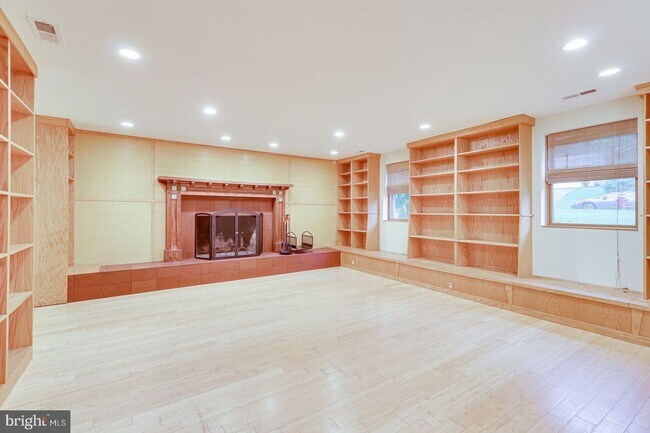 Building Photo - This elegant and unique three-level split ...