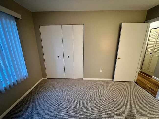 Building Photo - First Floor, 3 BR Condo in the Private Qua...