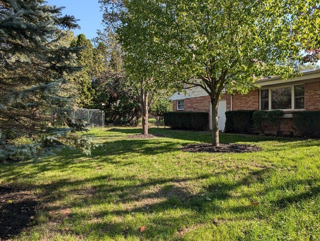Building Photo - AVAILABLE NOW! Spacious 3 Bed / 2.5 Bath Home in Washington Twp with Basement!