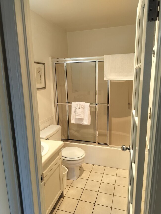 Building Photo - Immediate Move In special- Furnished/Pet friendly/ One bedroom Condo, short term lease of 30 days...