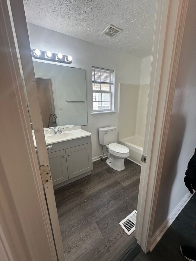 Building Photo - 5 Bed / 1.5 Bath