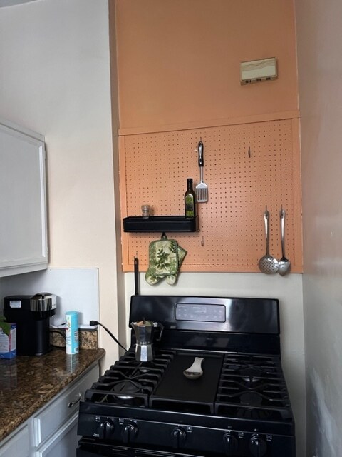 Gas stove in kitchen - 2718 Dana St