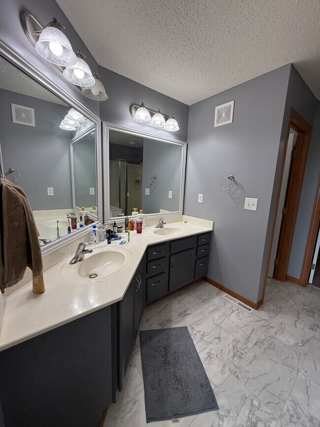 Building Photo - 14649 Sapphire Way