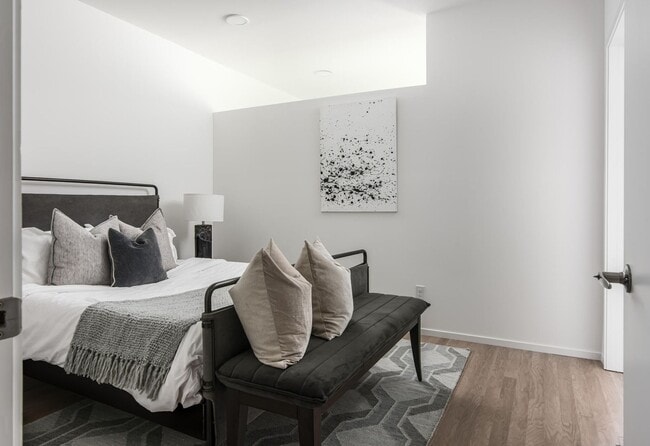 Building Photo - Stunning one bedroom unit in The Wedgewood section of town.