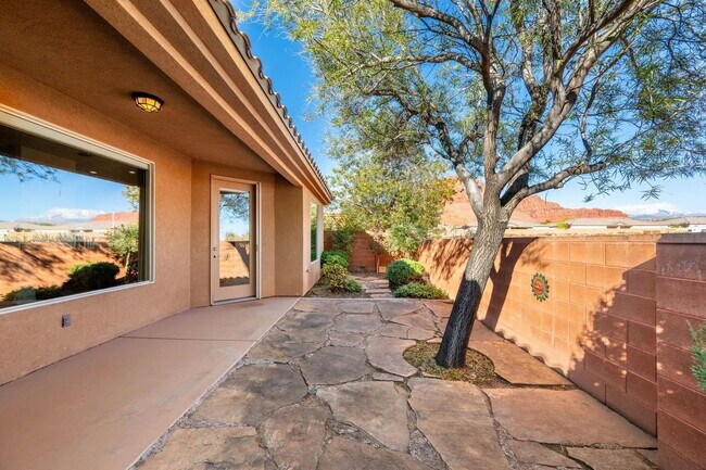 Building Photo - This beautiful Gem is ready for you to move into now.  Stunning views, spacious floor plan. Call ...