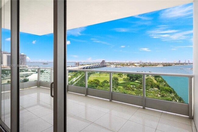 Building Photo - 900 Biscayne Blvd