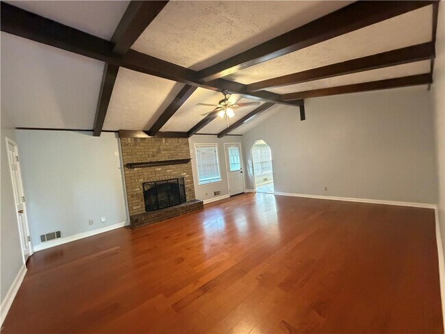 Building Photo - 3336 Camelot Dr NE