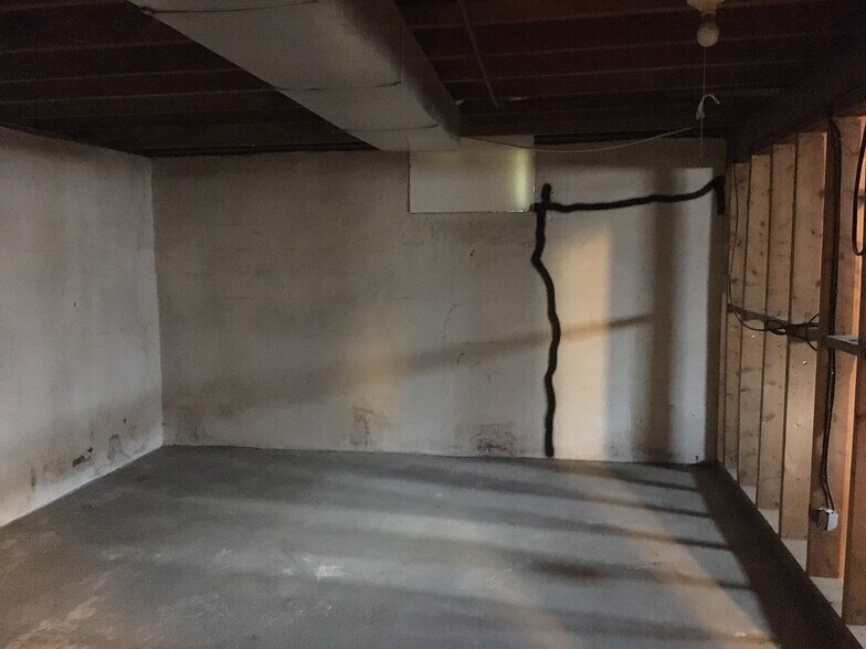 Building Photo - 1204 W Maple St