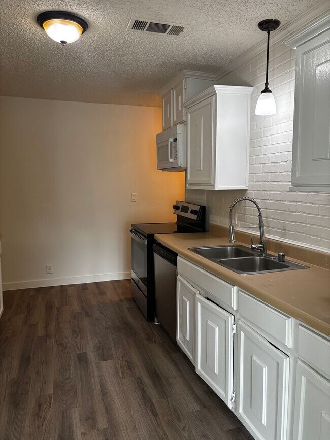 Building Photo - 4 Bedroom 2 Bath