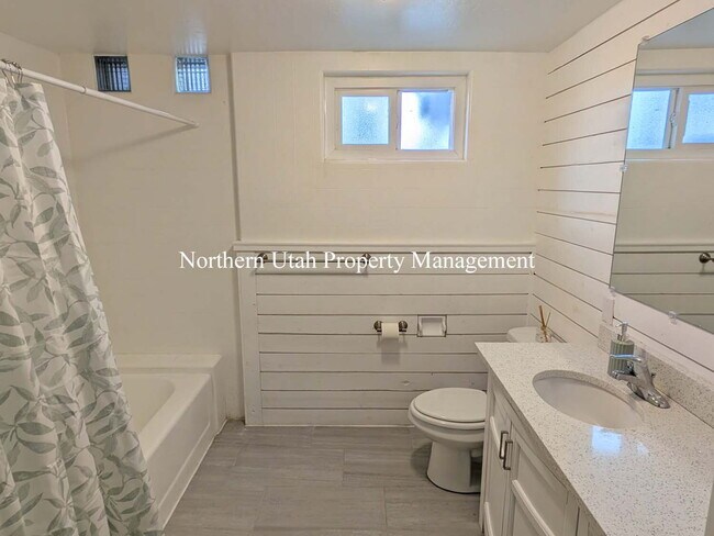 Building Photo - 4 Bed, 3.5 Bath - Amazing Location