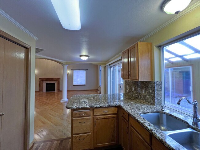 Building Photo - NE Tacoma - Large 3 bedroom 2.5 bathroom w...