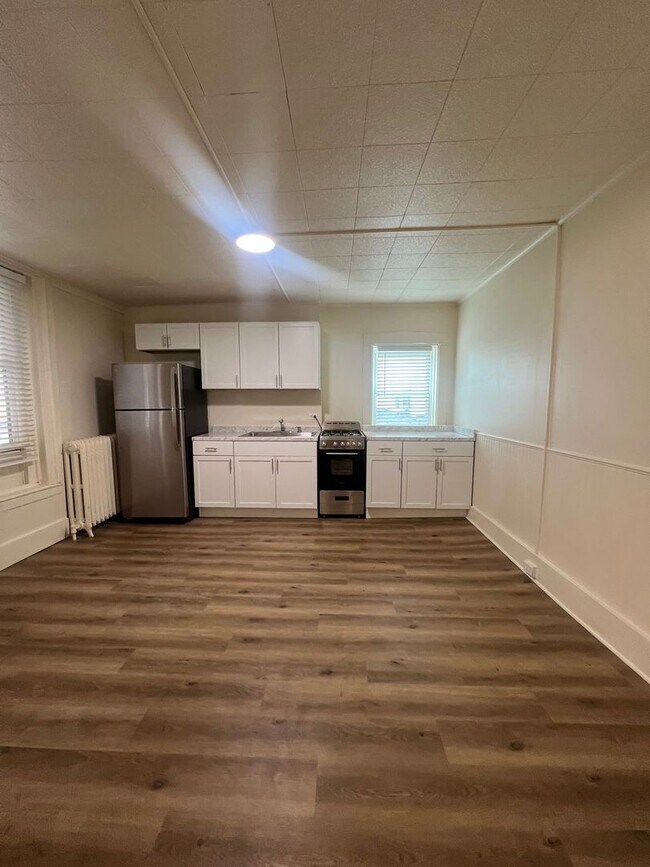 Building Photo - 114 S Queen St