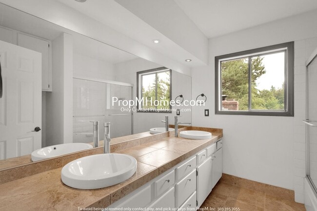 Building Photo - Sleek + Stylish Four Bedroom Escape in Palisades! DEPOSIT SPECIAL