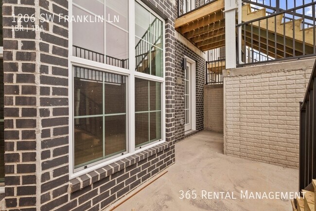 Building Photo - 1206 SW Franklin Dr