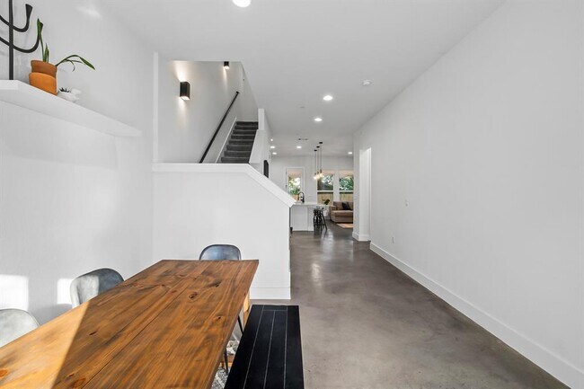 Building Photo - 8922 Menchaca Rd