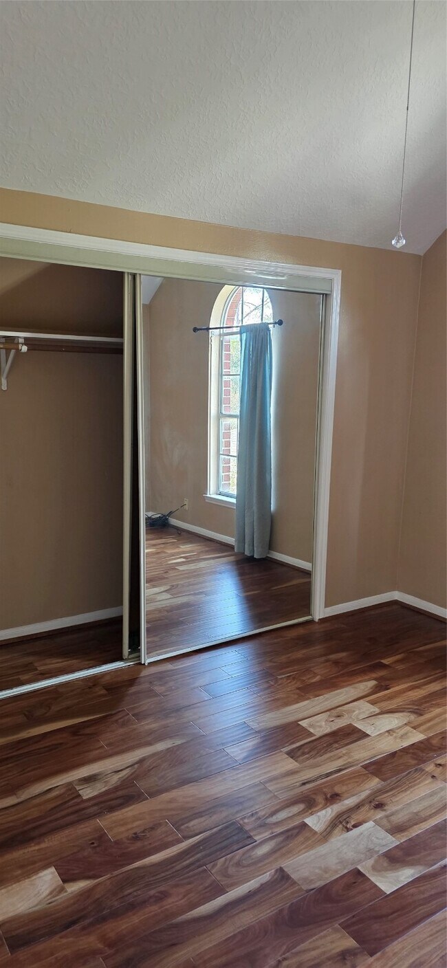 Building Photo - 14810 Charlmont Dr