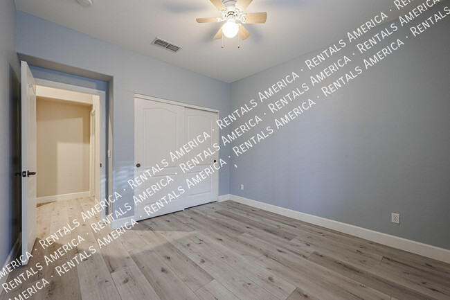 Building Photo - 6806 W Skylark Dr