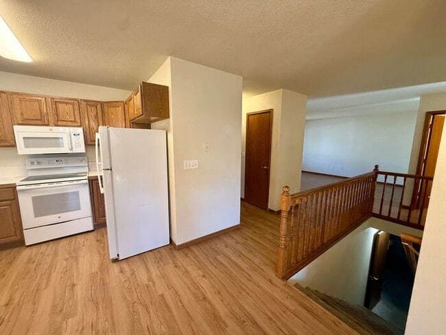 Building Photo - Beautifully Maintained 2 Bed, 2 Bath Ranch Style Townhome with 2 Car Garage in East Loveland