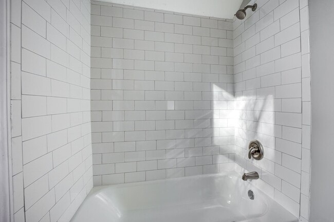 Building Photo - Freshly Updated 4 Bedroom House