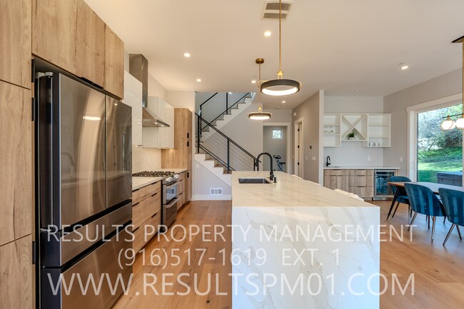 Building Photo - Stunning luxury custom home! 4 bedrooms heart of Fairoaks