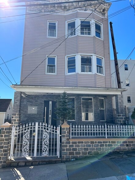 Front view of home - 118 Convent Pl