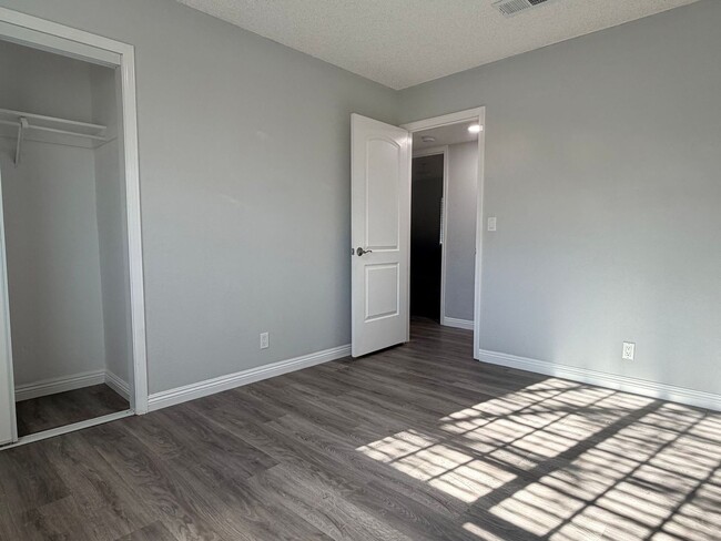 Building Photo - READY NOW! 3+2