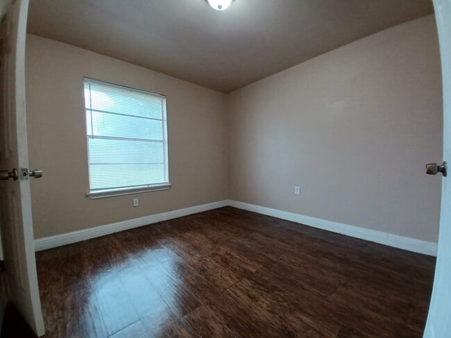 Building Photo - 5106 Dumore Dr