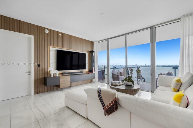 Building Photo - 700 NE 26th Terrace