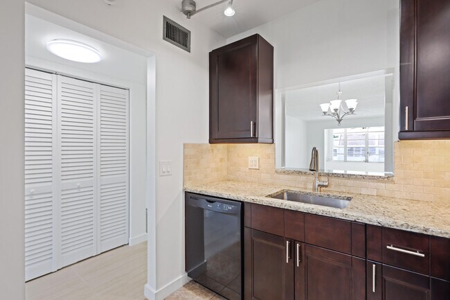 Building Photo - 2840 SW 22nd Ave