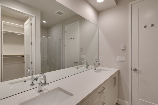 Building Photo - *Beautiful Modern 3 Bed Kirkland Townhome Available Now!*