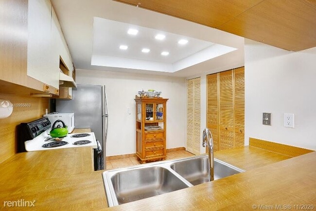 Building Photo - 2 br, 2 bath Condo - 9280 SW 123rd Ct