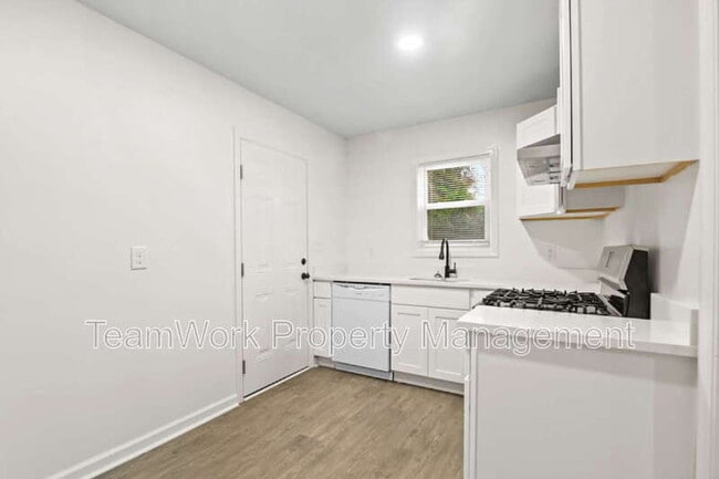 Building Photo - 3006 Azalea Dr