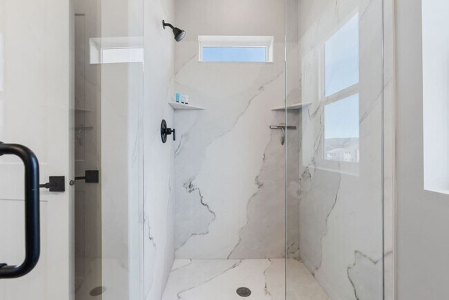 Building Photo - 6831 Silver Creek Dr