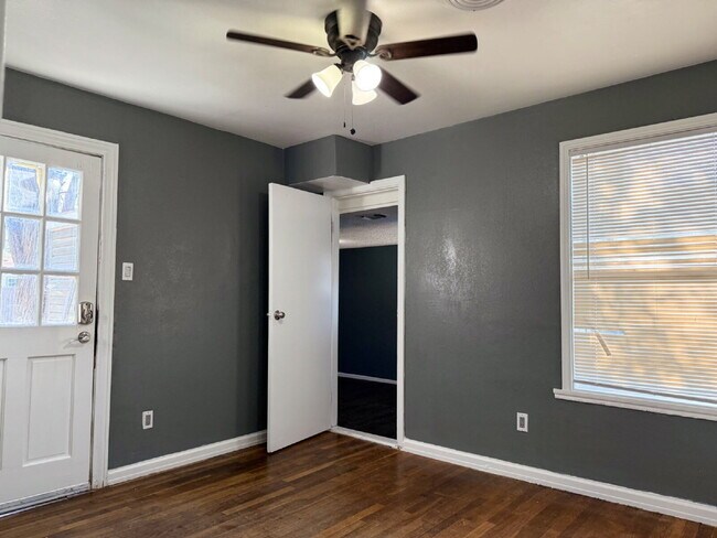 Building Photo - Steps from Beautiful  Park, Bonus Room & Central Lubbock Living!