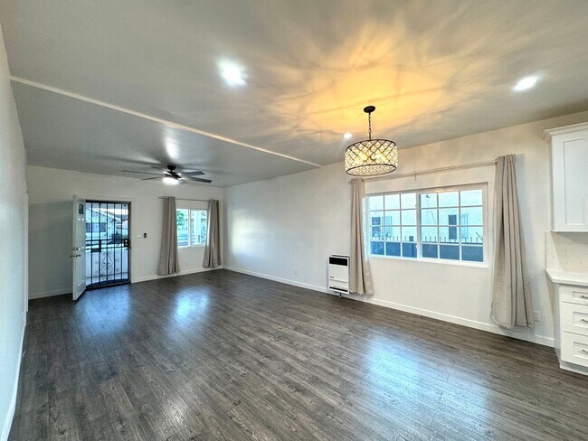 Building Photo - Renovated 3 bedroom 2 Bath house!