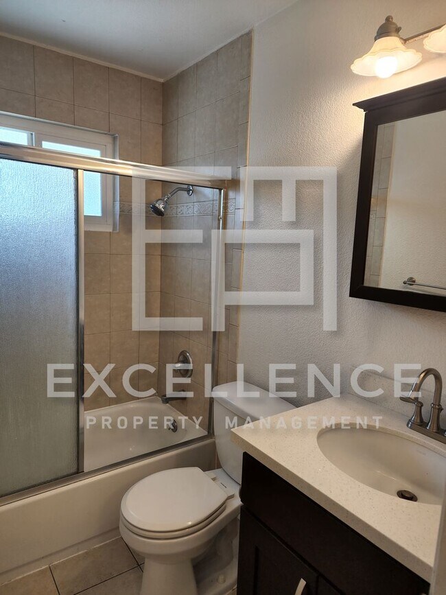 Building Photo - Fully Updated 2/1 Condo Upstairs - Pool, P...